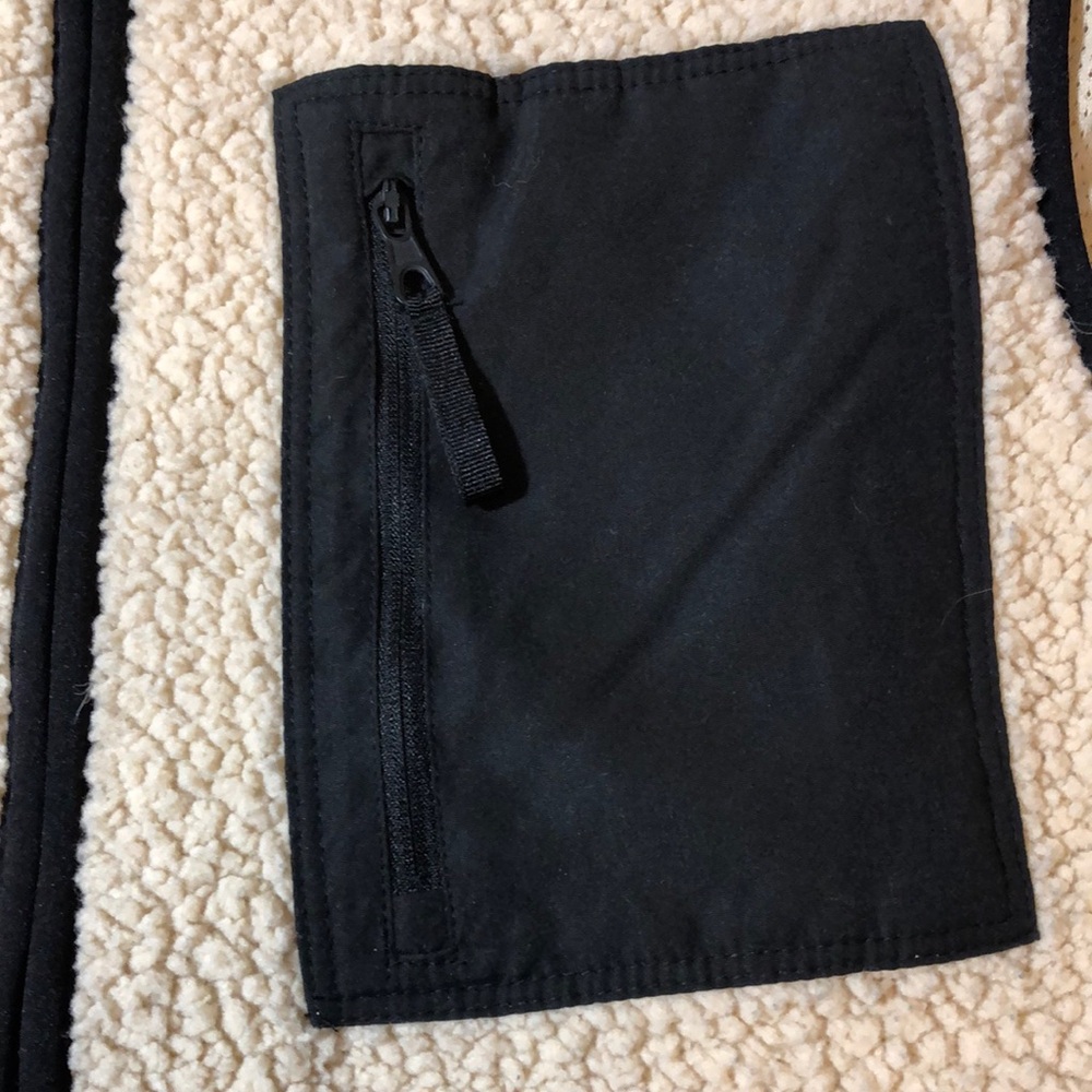Old Navy Unisex Sherpa Zip Vest - Picture 8 of 17
